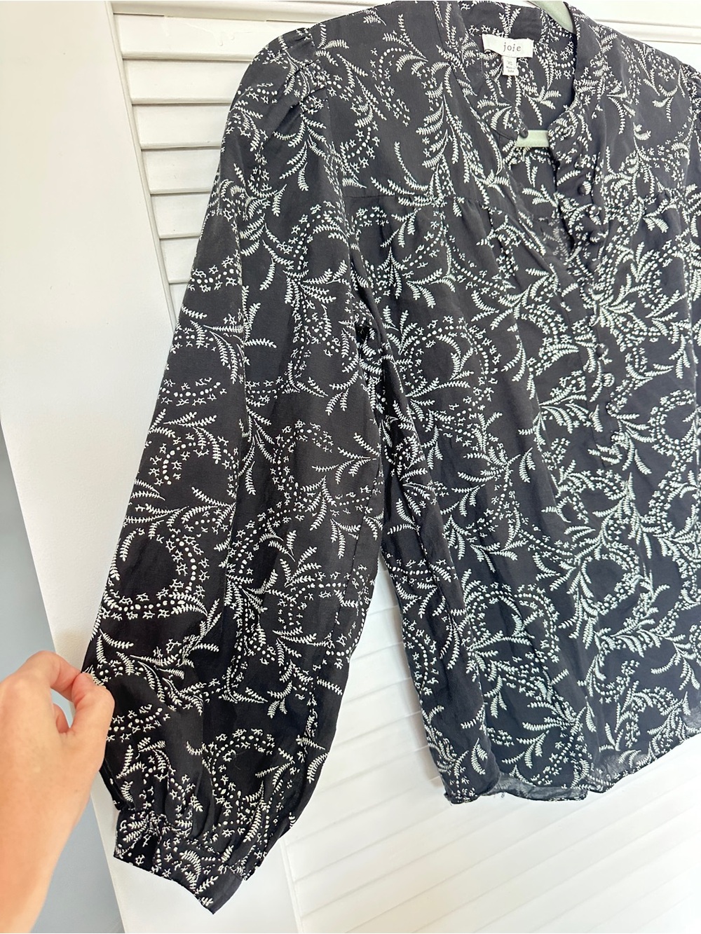 Joie Maleah Cotton Blend Black White Floral Vine Print V-Neck Pleated Blouse XS - Picture 7 of 15